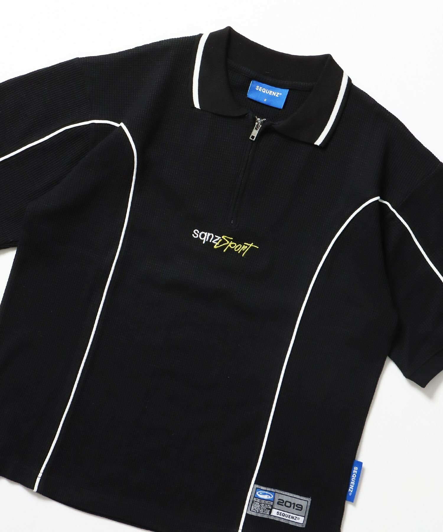 【SEQUENZ】SQNZ SPORT ZIP POLO S/S THERMAL / 衿付き ポロシャツ 配色 パイピング ブランドロゴ ワンポイント
